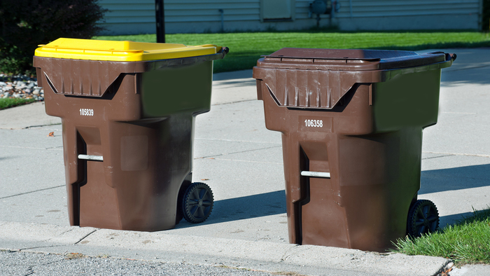 Коричневый мусорный бак